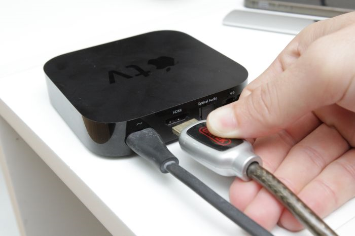 Cắm cáp HDMI vào cổng HDMI trên Apple TV